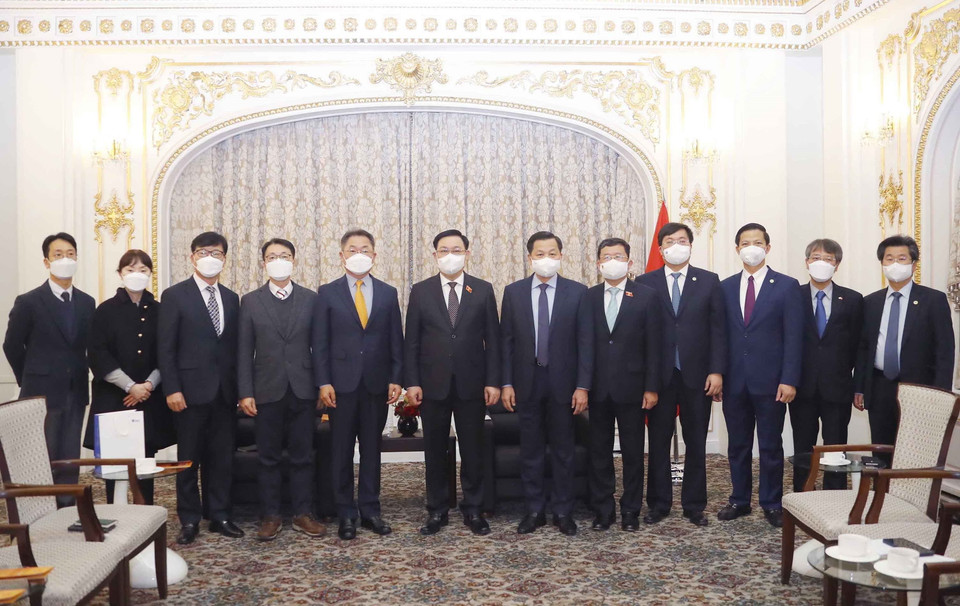 Chủ tịch Quốc hội Vương Đình Huệ vàJi Jong-rip, Chủ tịch kiêm Tổng Giám đốc Tập đoàn Amkor Technology cùng các đại biểu. (Ảnh: Doãn Tấn/TTXVN)