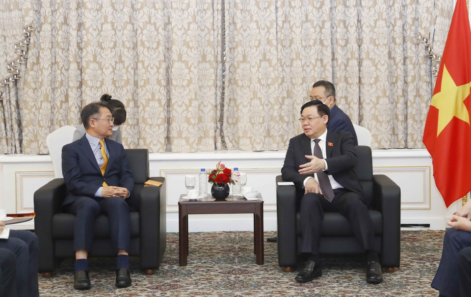 Chủ tịch Quốc hội Vương Đình Huệ tiếp Chủ tịch kiêm Tổng Giám đốc Tập đoàn Amkor Technology Ji Jong-rip. (Ảnh: Doãn Tấn/TTXVN)