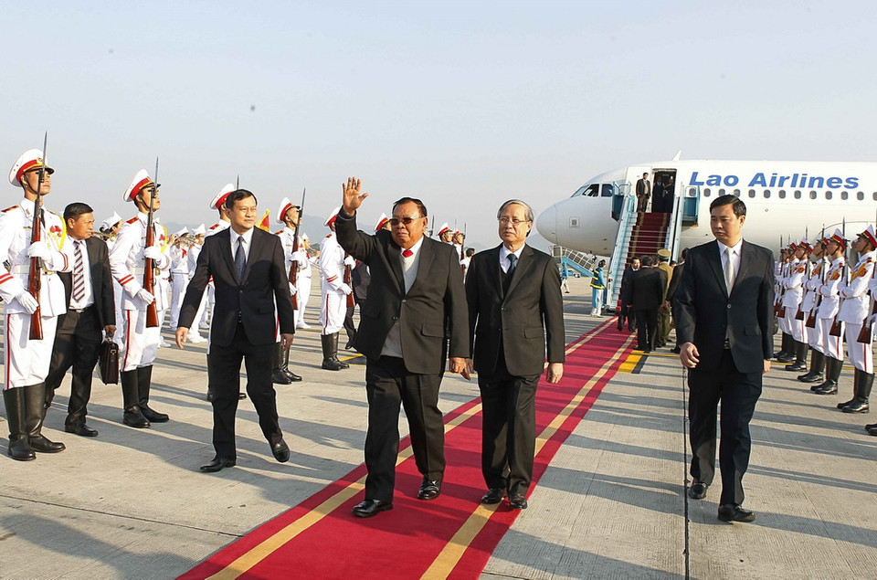 Ủy viên Bộ Chính trị, Thành viên Thường trực Ban Bí thư, Chủ nhiệm Uỷ ban Kiểm tra Trung ương Trần Quốc Vượng đón Tổng Bí thư, Chủ tịch nước Lào Bounnhang Vorachith tại Sân bay Quốc tế Nội Bài. (Ảnh: Văn Điệp/TTXVN)