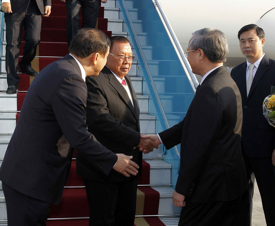 Ủy viên Bộ Chính trị, Thành viên Thường trực Ban Bí thư, Chủ nhiệm Uỷ ban Kiểm tra Trung ương Trần Quốc Vượng dẫn đầu đoàn đại biểu Việt Nam đón Tổng Bí thư, Chủ tịch nước Lào Bounnhang Vorachith tại Sân bay Quốc tế Nội Bài. (Ảnh: Văn Điệp/TTXVN)