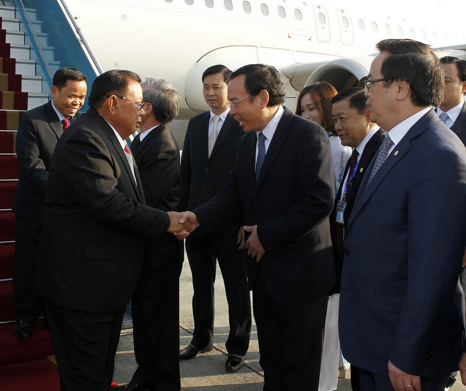 Đoàn đại biểu Việt Nam đón Tổng Bí thư, Chủ tịch nước Lào Bounnhang Vorachith tại sân bay Nội Bài. (Ảnh: Văn Điệp/TTXVN)