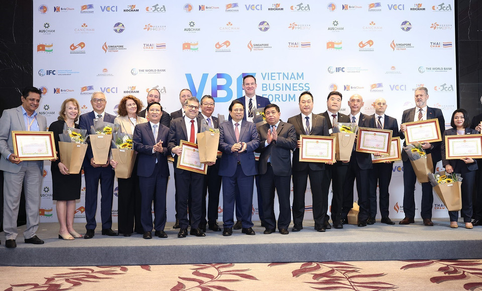 Thủ tướng Phạm Minh Chính với các đại biểu tham dự Diễn đàn Doanh nghiệp Việt Nam thường niên. (Ảnh: Dương Giang/TTXVN)