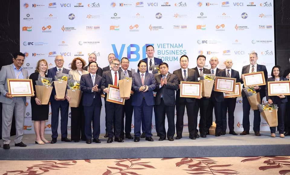 Thủ tướng Phạm Minh Chính với các đại biểu tham dự Diễn đàn Doanh nghiệp Việt Nam thường niên. (Ảnh: Dương Giang/TTXVN)