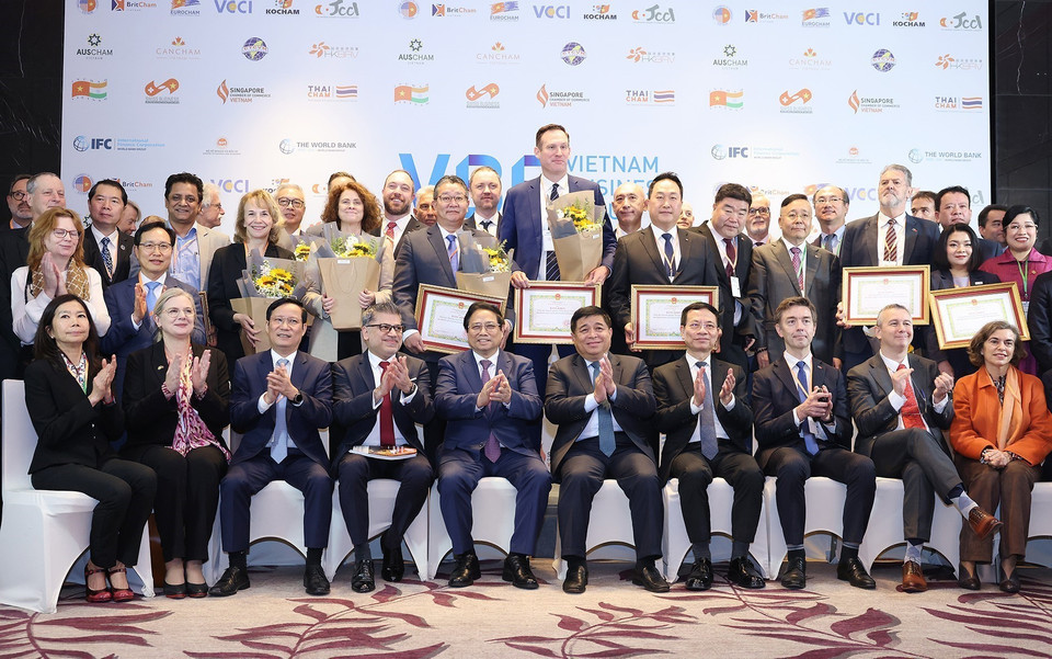 Thủ tướng Phạm Minh Chính với các đại biểu tham dự Diễn đàn Doanh nghiệp Việt Nam thường niên. (Ảnh: Dương Giang/TTXVN)