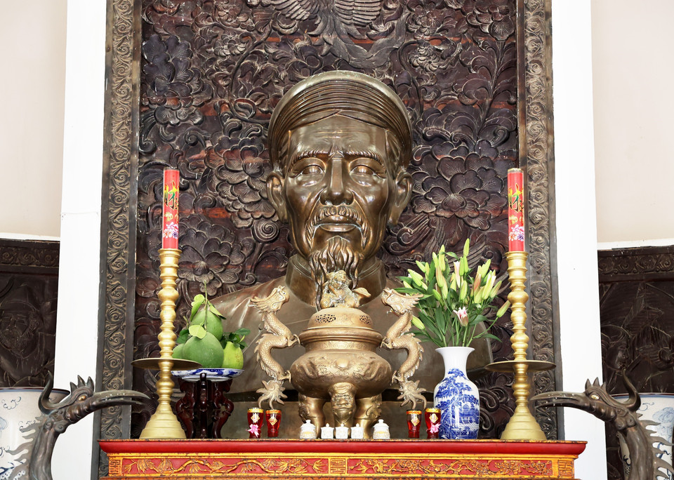 Tượng chân dung cụ Đồ Chiểu đúc bằng đồng, cao 1,6m, nặng 1,2 tấn. (Ảnh: Hồng Đạt/TTXVN)