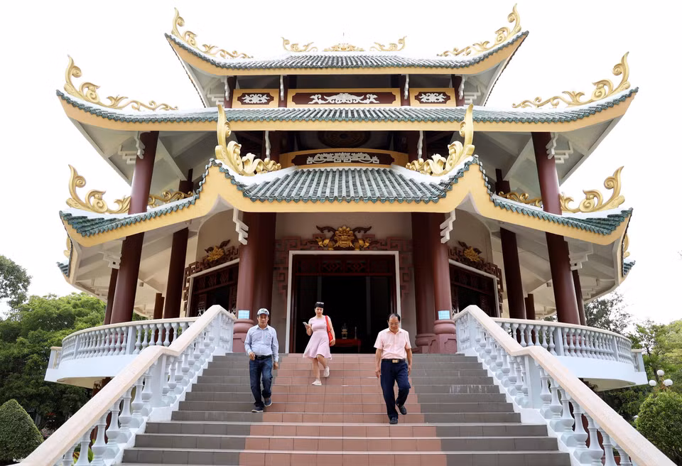 Đền thờ Nguyễn Đình Chiểu xây dựng theo mẫu kiến trúc trùng thiềm điệp ốc, mái là ngói âm dương. (Ảnh: Hồng Đạt/TTXVN)