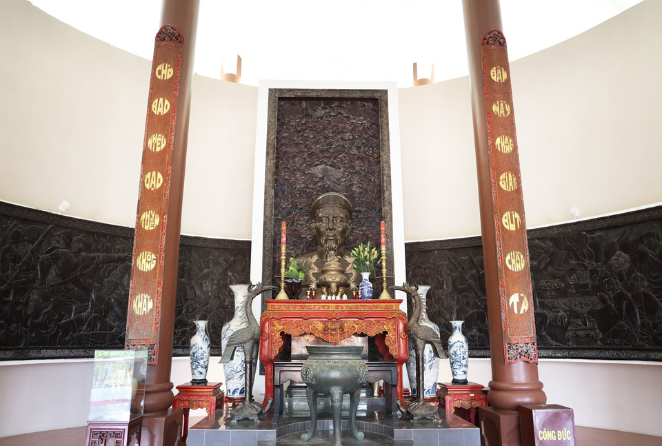 Hai câu thơ thể hiện tư tưởng của cụ Đồ Chiểu: “Chở bao nhiêu đạo thuyền không thẳm/Đâm mấy thằng gian bút chẳng tà” trong đền thờ Nguyễn Đình Chiểu. (Ảnh: Hồng Đạt/TTXVN)