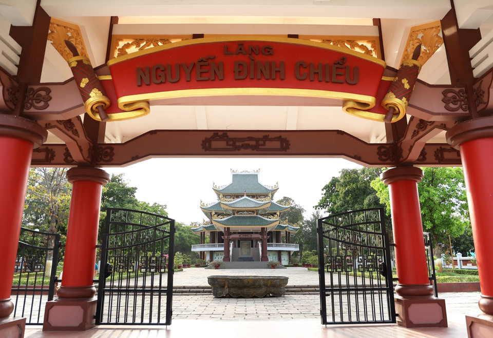 Cổng vào Lăng Nguyễn Đình Chiểu, xã An Đức, huyện Ba Tri, tỉnh Bến Tre. (Ảnh: Hồng Đạt/TTXVN)