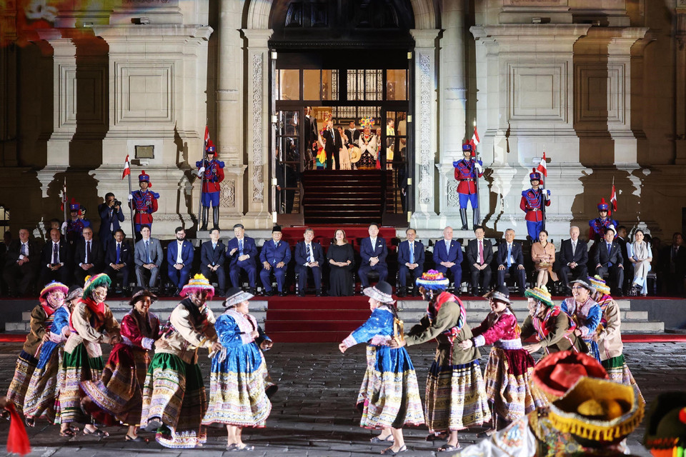 Chủ tịch nước Lương Cường cùng các nhà lãnh đạo APEC xem chương trình nghệ thuật tại tiệc chiêu đãi chính thức. (Ảnh: Lâm Khánh/TTXVN)