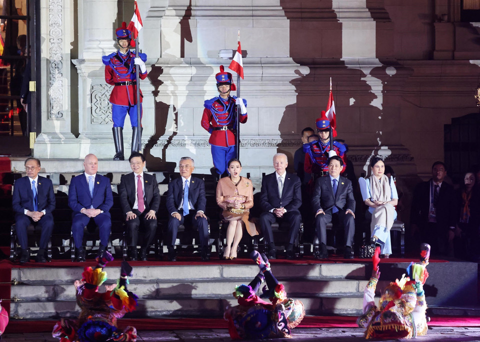 Chủ tịch nước Lương Cường cùng các nhà lãnh đạo APEC xem chương trình nghệ thuật tại tiệc chiêu đãi chính thức. (Ảnh: Lâm Khánh/TTXVN)