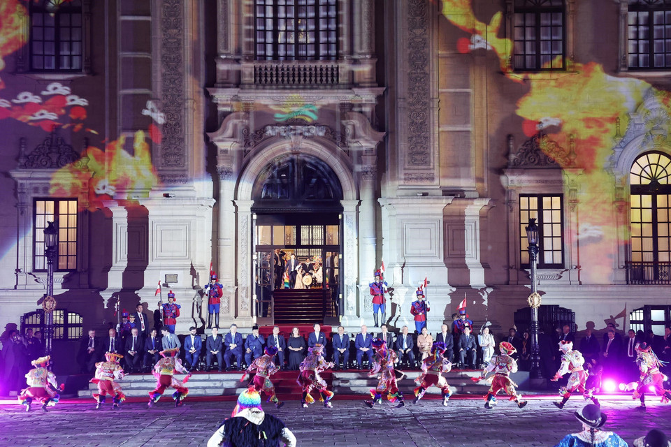 Các nhà lãnh đạo APEC xem chương trình nghệ thuật chào mừng. (Ảnh: Lâm Khánh/TTXVN)