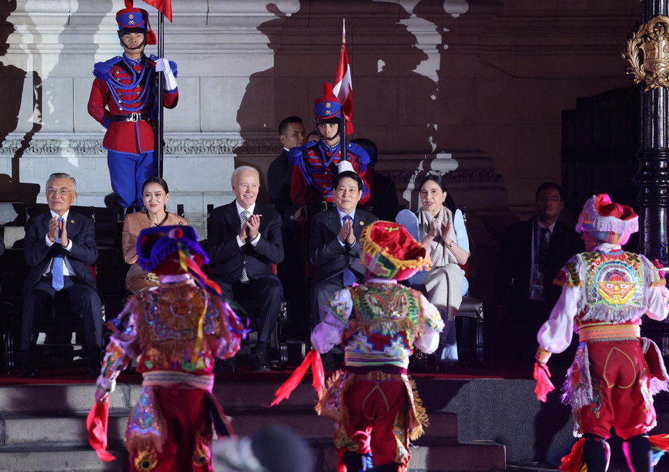 Chủ tịch nước Lương Cường cùng các nhà lãnh đạo APEC xem chương trình nghệ thuật tại tiệc chiêu đãi chính thức. (Ảnh: Lâm Khánh/TTXVN)