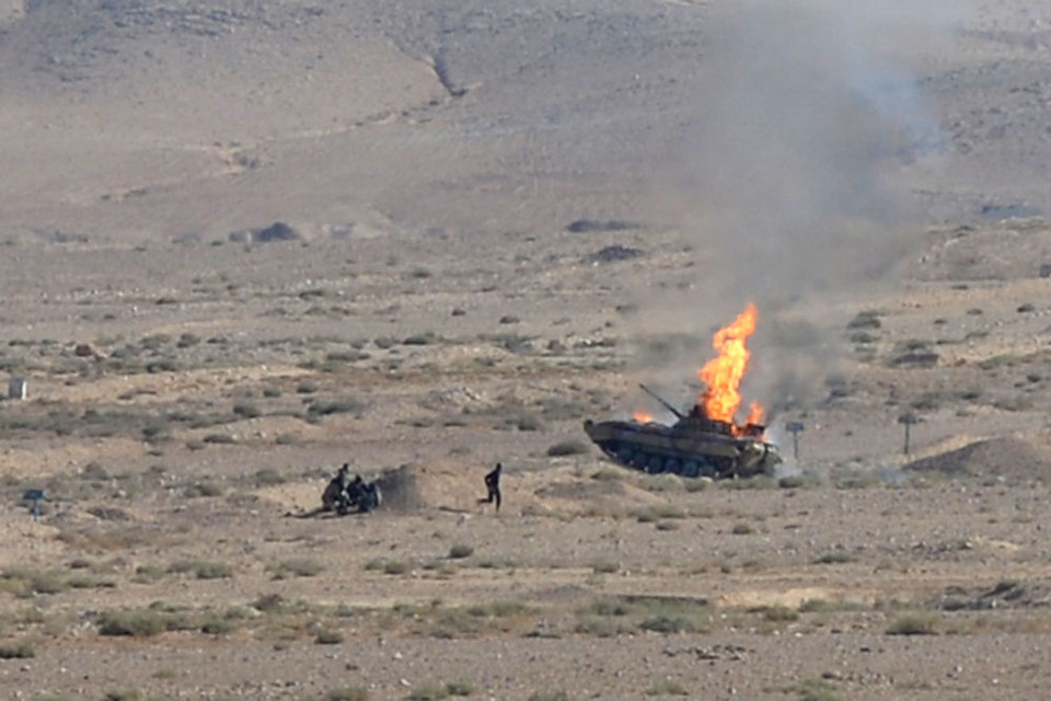 Xe tăng của Syria bị phiến quân bắn trúng. (Nguồn: Sputnik)