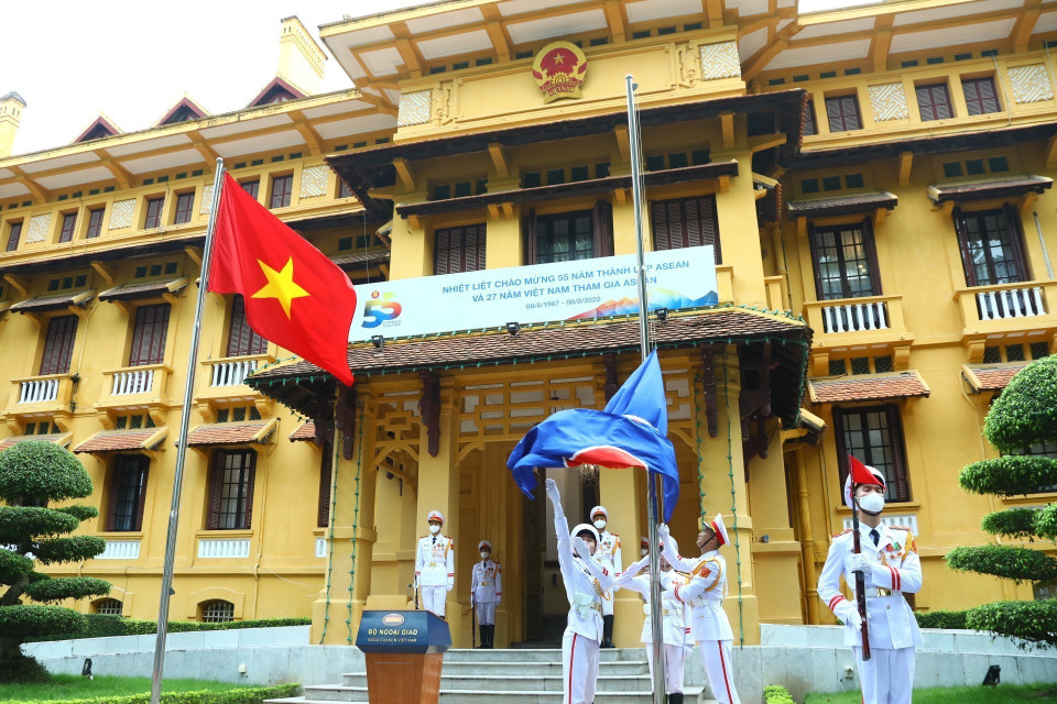 Lực lượng tiêu binh thực hiện nghi thức thượng cờ ASEAN.(Ảnh: Văn Điệp/TTXVN)