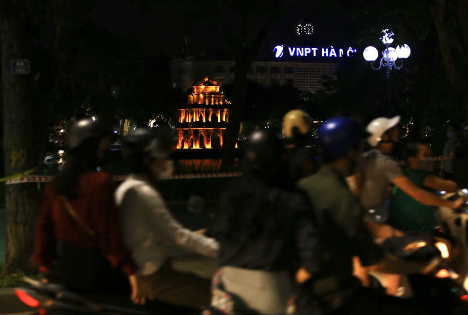 Lúc 22h30, quanh khu vực Hồ Gươm còn rất nhiều người dân qua lại. (Ảnh: Hoàng Hiếu/TTXVN)