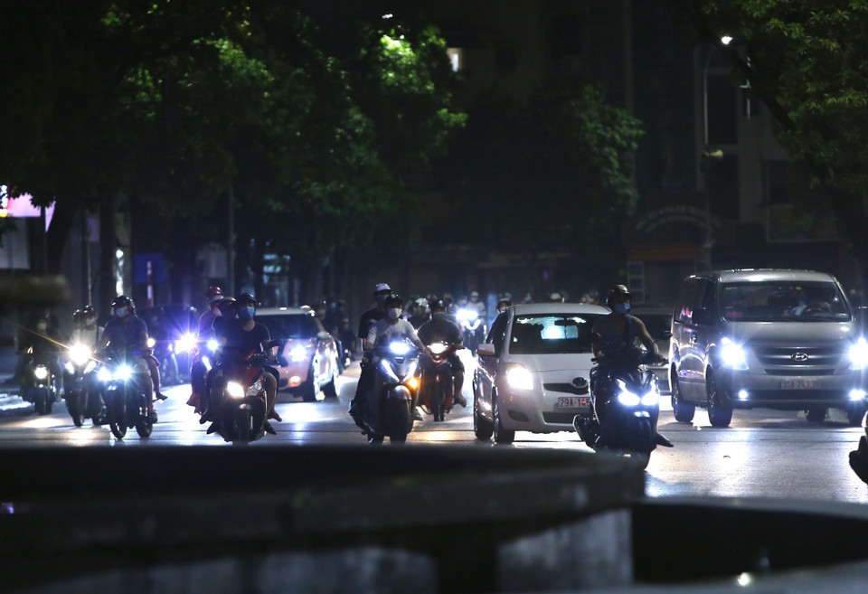 Lúc 22h40, vẫn còn nhiều người dân Hà Nội di chuyển qua Quảng trường Đông Kinh Nghĩa Thục. (Ảnh: Hoàng Hiếu/TTXVN)