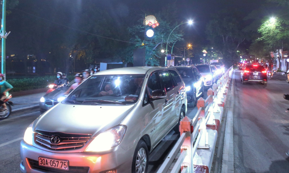 Ùn tắc kéo dài tại khu vực Hồ Tây. (Ảnh: Tuấn Đức/TTXVN)