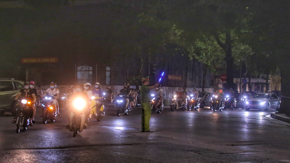 Lực lượng công an điều tiết giao thông tại khu vực Hồ Gươm. (Ảnh: Tuấn Đức/TTXVN)