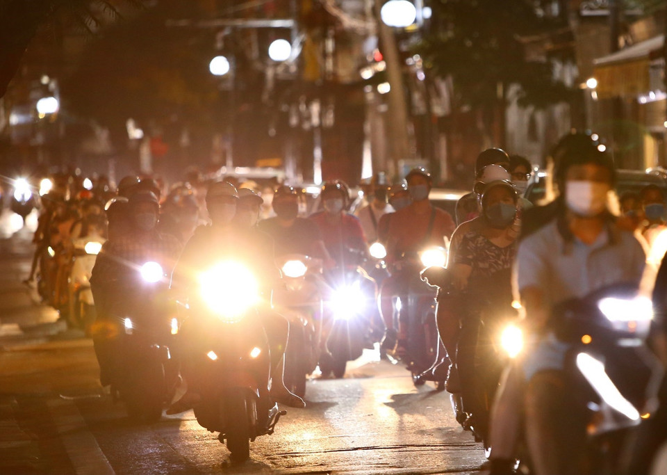 22h30, vẫn còn nhiều người dân di chuyển trên phố Hàng Đường. (Ảnh: Hoàng Hiếu/TTXVN)