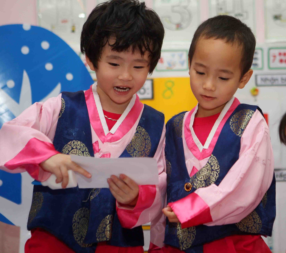  Các bé thích thú khi được mặc trang phục truyền thống của Triều Tiên. (Ảnh: Thanh Tùng/TTXVN)