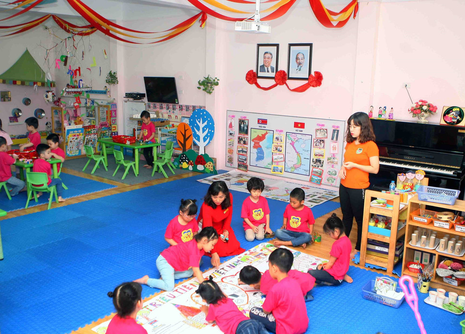 Cô giáo và các bé lớp học mang tên Kim Nhật Thành tham gia vẽ bức tranh về chủ đề Tình hữu nghị giữa hai nước Việt Nam- Triều Tiên. (Ảnh: Thanh Tùng/TTXVN)