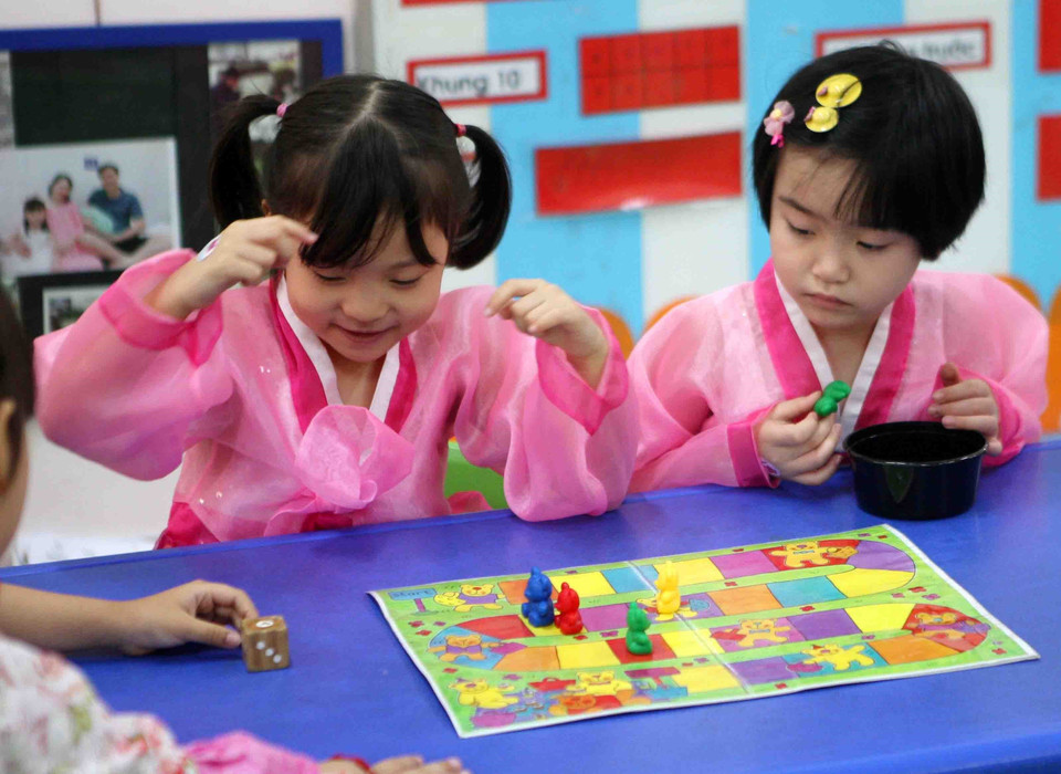 Các bé Trường Mẫu giáo Việt-Triều khi đến lớp còn được mặc trang phục truyền thống của Triều Tiên. (Ảnh: Thanh Tùng/TTXVN)