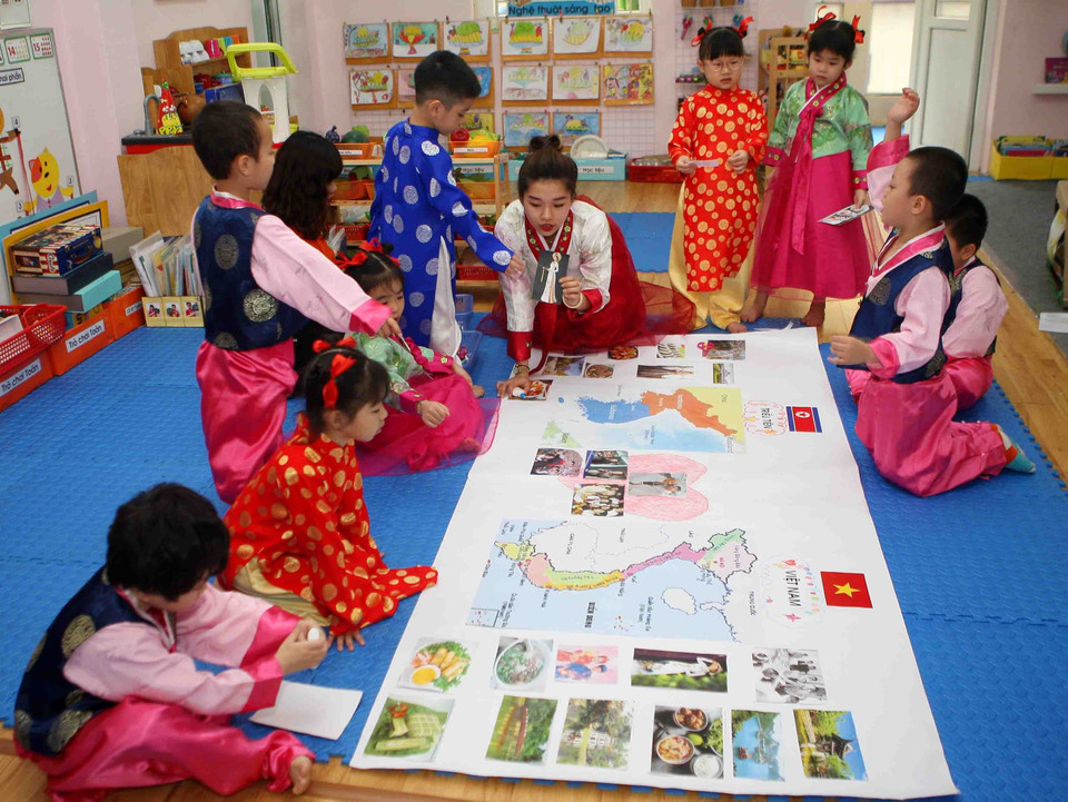 Văn hóa Triều Tiên được cô giáo lồng ghép trong bài giảng để các bé thêm hiểu, thêm yêu về đất nước Triều Tiên. (Ảnh: Thanh Tùng/TTXVN)