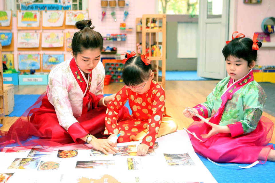 Văn hóa Triều Tiên được cô giáo lồng ghép trong bài giảng để các bé thêm hiểu, thêm yêu về đất nước Triều Tiên. (Ảnh: Thanh Tùng/TTXVN)