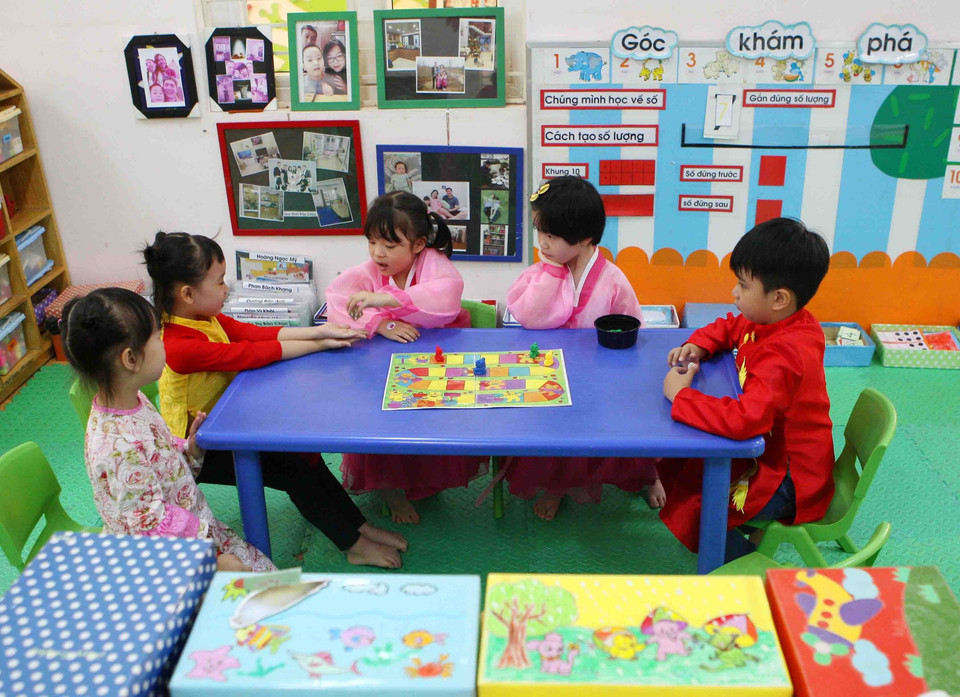 Các bé Trường Mẫu giáo Việt-Triều khi đến lớp còn được mặc trang phục truyền thống của Triều Tiên. (Ảnh: Thanh Tùng/TTXVN)