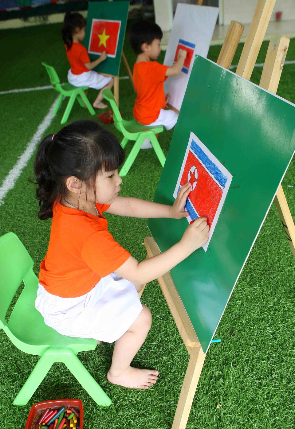 Các bé cùng vẽ, trang trí cờ hai nước Việt Nam-Triều Tiên. (Ảnh: Thanh Tùng/TTXVN)
