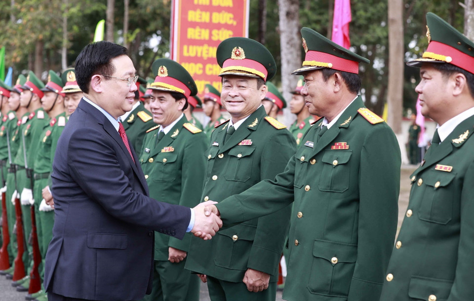 Chủ tịch Quốc hội Vương Đình Huệ với lãnh đạo Bộ Chỉ huy Quân sự tỉnh An Giang. (Ảnh: Doãn Tấn/TTXVN)