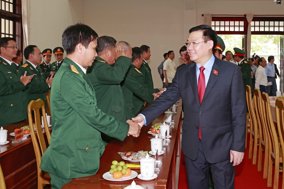 Chủ tịch Quốc hội Vương Đình Huệ với cán bộ, chiến sỹ Bộ Chỉ huy Quân sự tỉnh An Giang. (Ảnh: Doãn Tấn/TTXVN)