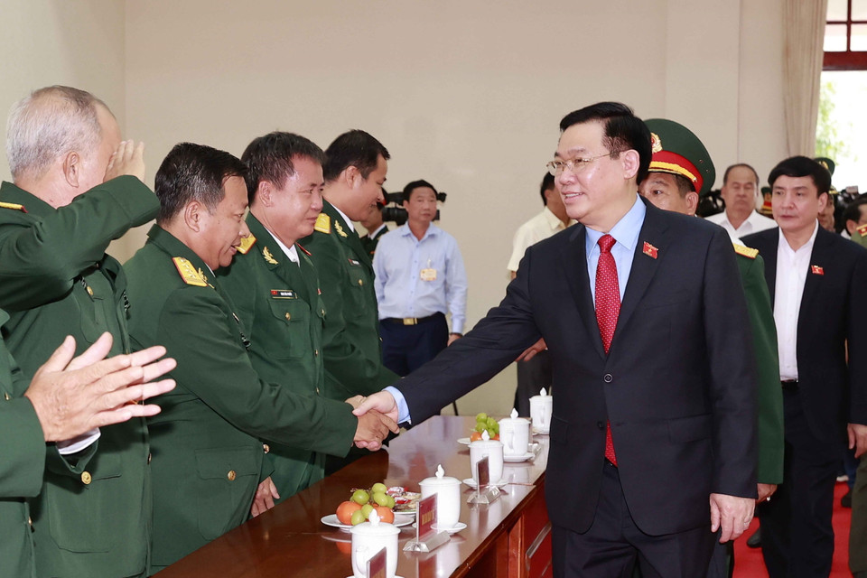 Chủ tịch Quốc hội Vương Đình Huệ với cán bộ, chiến sỹ Bộ Chỉ huy Quân sự tỉnh An Giang. (Ảnh: Doãn Tấn/TTXVN)