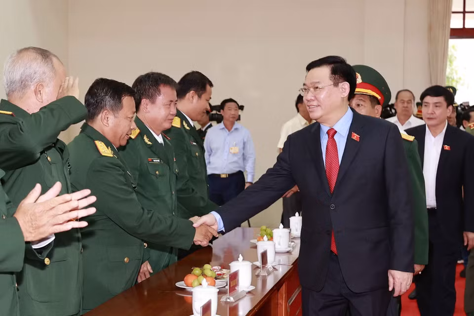 Chủ tịch Quốc hội Vương Đình Huệ với cán bộ, chiến sỹ Bộ Chỉ huy Quân sự tỉnh An Giang. (Ảnh: Doãn Tấn/TTXVN)