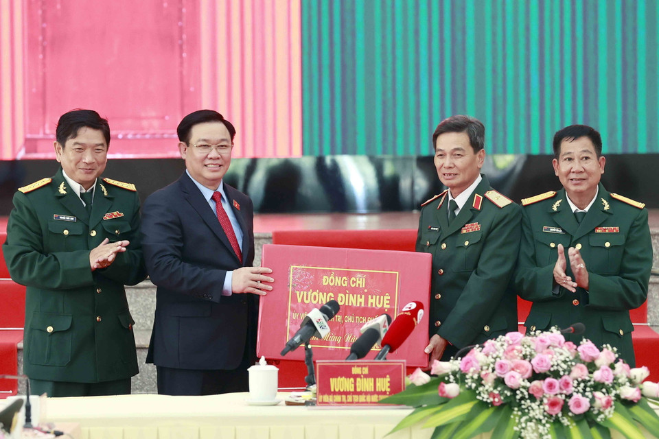 Chủ tịch Quốc hội Vương Đình Huệ tặng quà Tết cho cán bộ, chiến sỹ Bộ Chỉ huy Quân sự tỉnh An Giang. (Ảnh: Doãn Tấn/TTXVN)