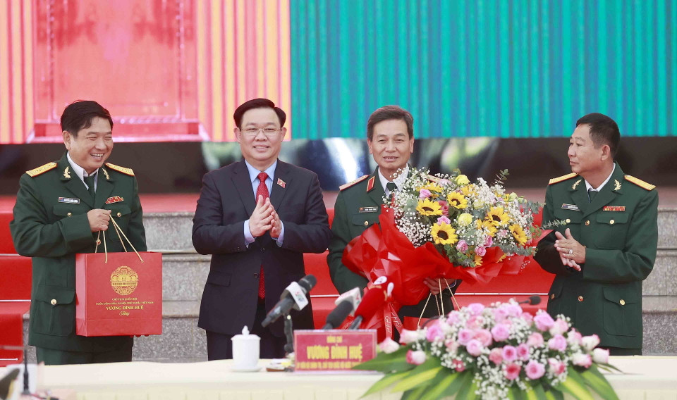 Chủ tịch Quốc hội Vương Đình Huệ tặng quà Tết cho cán bộ, chiến sỹ Bộ Chỉ huy Quân sự tỉnh An Giang. (Ảnh: Doãn Tấn/TTXVN)