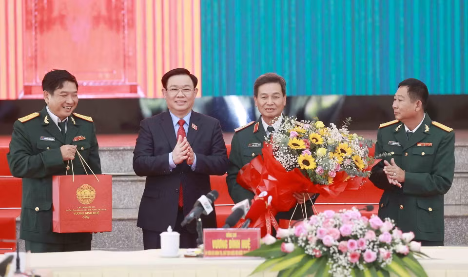 Chủ tịch Quốc hội Vương Đình Huệ tặng quà Tết cho cán bộ, chiến sỹ Bộ Chỉ huy Quân sự tỉnh An Giang. (Ảnh: Doãn Tấn/TTXVN)