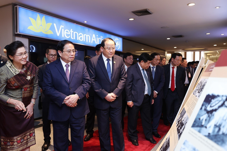 Thủ tướng Phạm Minh Chính và Thủ tướng Lào Sonexay Siphandone tham quan gian trưng bày sách, kỷ vật về truyền thống hữu nghị hợp tác giữa Việt Nam và Lào. (Ảnh: Dương Giang/TTXVN)