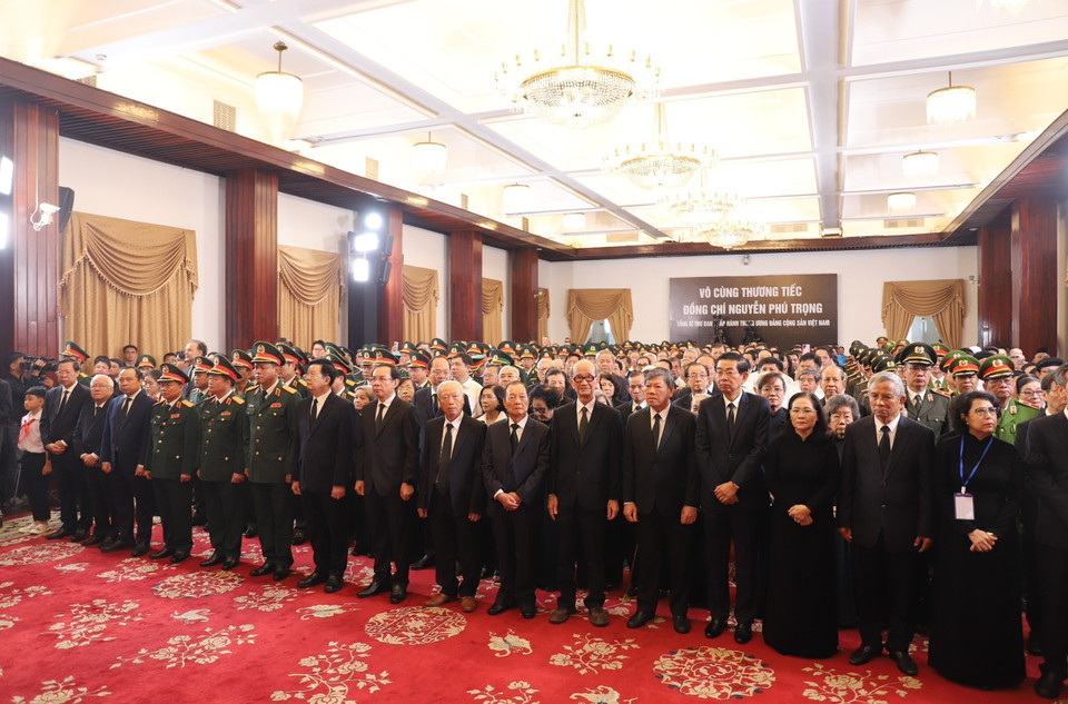 Lãnh đạo Thành phố Hồ Chí Minh viếng Tổng Bí thư Nguyễn Phú Trọng tại Hội trường Thống Nhất, ngày 25/7/2024. (Ảnh: TTXVN)