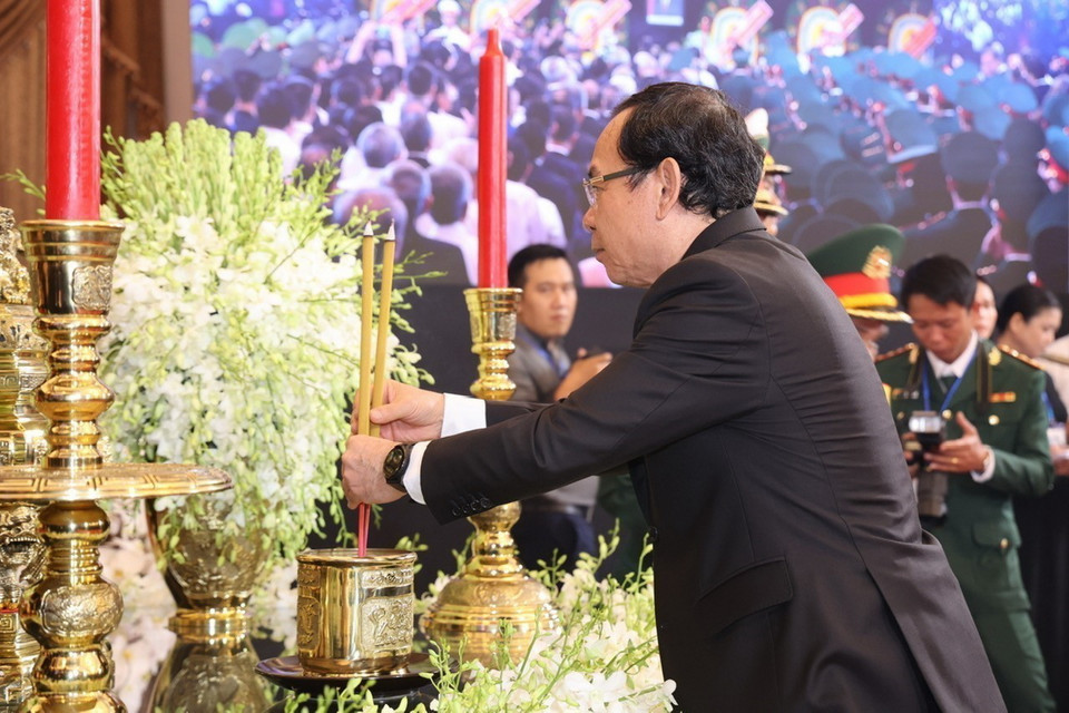 Lãnh đạo Thành phố Hồ Chí Minh viếng Tổng Bí thư Nguyễn Phú Trọng tại Hội trường Thống Nhất, ngày 25/7/2024. (Ảnh: TTXVN)