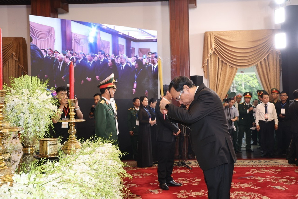 Lãnh đạo Thành phố Hồ Chí Minh viếng Tổng Bí thư Nguyễn Phú Trọng tại Hội trường Thống Nhất, ngày 25/7/2024. (Ảnh: TTXVN)