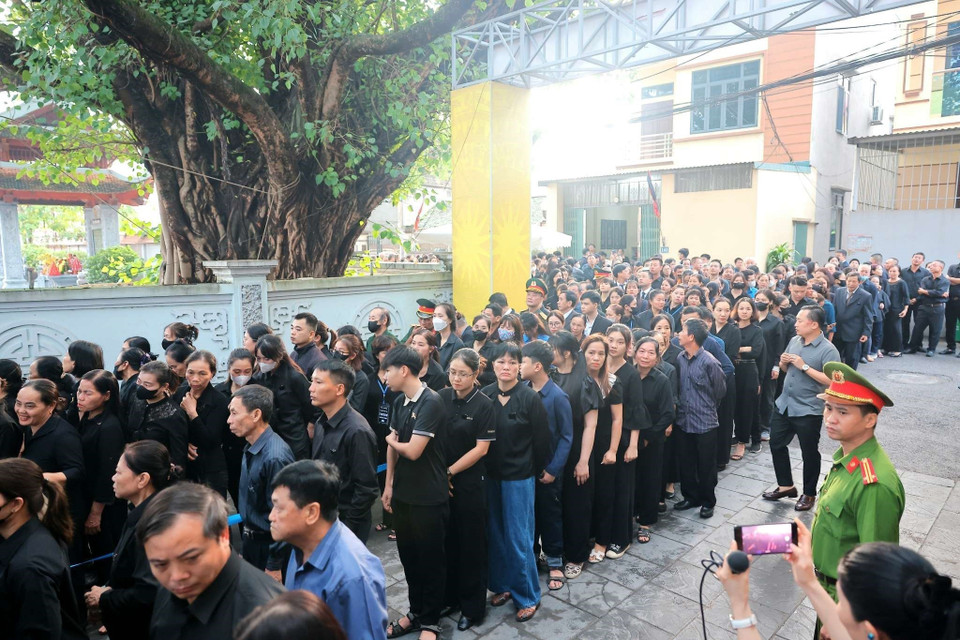 Nhân dân tập trung tại quê nhà Tổng Bí thư Nguyễn Phú Trọng - làng Lại Đà, xã Đông Hội, huyện Đông Anh, thành phố Hà Nội chuẩn bị vào viếng. (Ảnh: TTXVN)