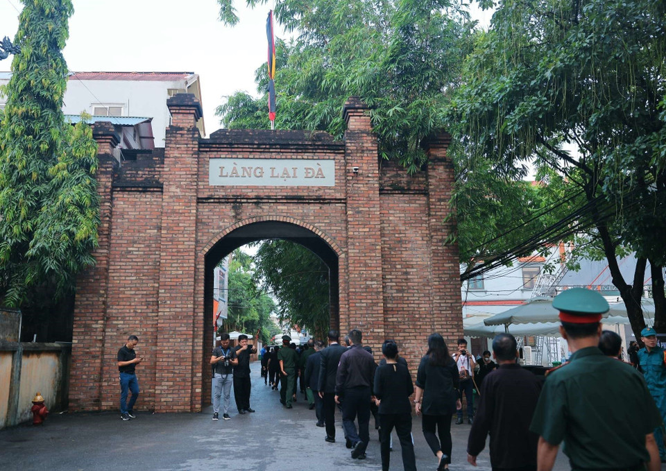 6h sáng 25/7, nhân dân xếp hàng vào viếng Tổng Bí thư Nguyễn Phú Trọng, tại quê nhà làng Lại Đà, xã Đông Hội, huyện Đông Anh, thành phố Hà Nội. (Ảnh: TTXVN)