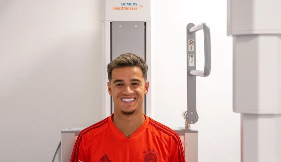 Sau khi buổi kiểm tra kết thúc, Coutinho đã chính thức khoác lên mình chiếc áo của Bayern Munich. (Nguồn: fcbayern)