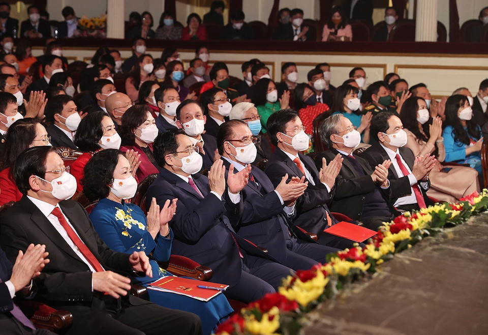 Thủ tướng Phạm Minh Chính và Thường trực Ban Bí thư Trung ương Đảng Võ Văn Thưởng cùng các đại biểu tham dự Lễ trao Giải báo chí toàn quốc về xây dựng Đảng lần thứ VI. (Ảnh: Dương Giang/TTXVN)