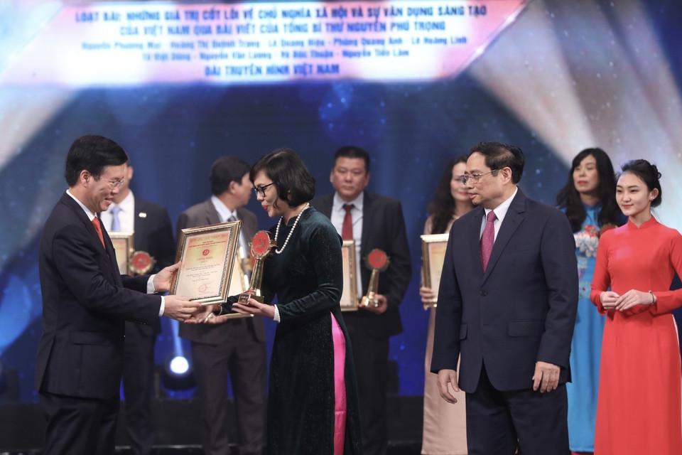 Thủ tướng Chính phủ Phạm Minh Chính và đồng chí Võ Văn Thưởng, Uỷ viên Bộ Chính trị, Thường trực Ban bí thư Trung ương Đảng trao giải A cho các tác giả, nhóm tác giả. (Ảnh: Minh Quyết/TTXVN)