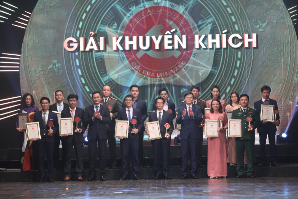 Ban tổ chức trao giải Khuyến khích cho các tác giả, nhóm tác giả đoạt giải. (Ảnh: Minh Quyết/TTXVN)