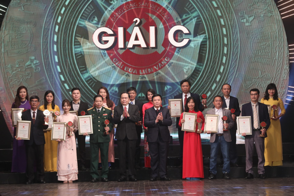 Ủy viên Bộ Chính trị, Giám đốc Học viện Chính trị quốc gia Hồ Chí Minh Nguyễn Xuân Thắng và Phó Chủ tịch Quốc hội Trần Thanh Mẫn trao giải C cho các tác giả, nhóm tác giả. (Ảnh: Minh Quyết/TTXVN)