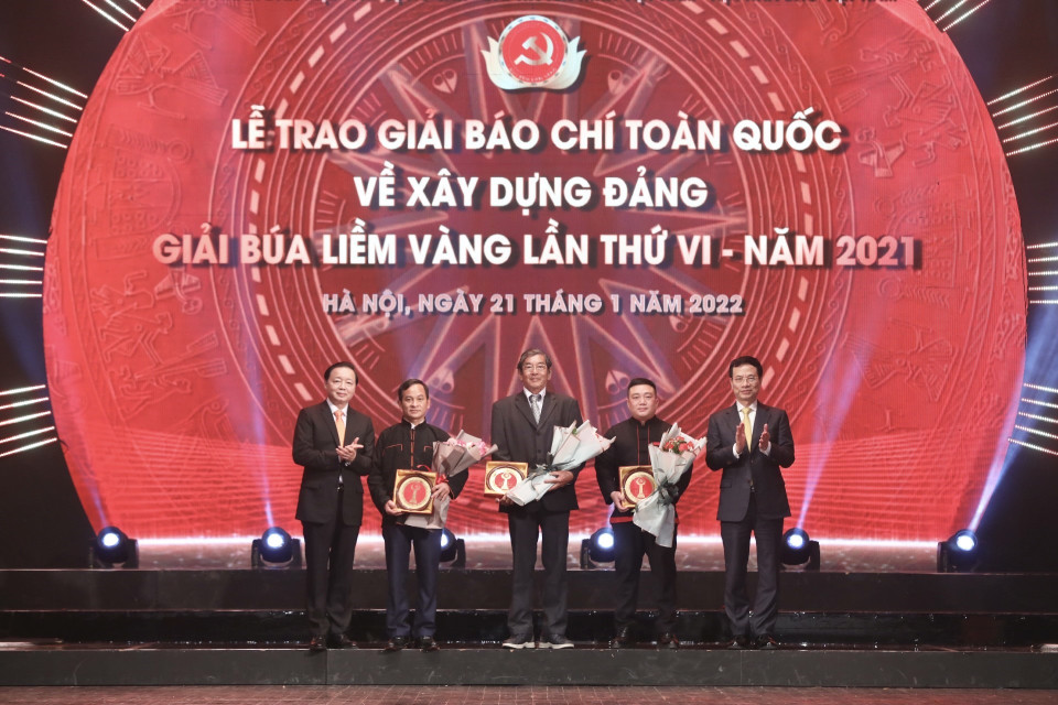 Bộ trưởng Bộ Tài nguyên và Môi trường Trần Hồng Hà và Bộ trưởng Bộ Thông tin và Truyền thông Nguyễn Mạnh Hùng trao giải cho 3 nhân vật tiêu biểu trong các tác phẩm. (Ảnh: Minh Quyết/TTXVN)