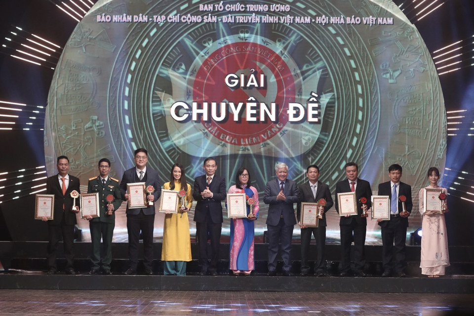 Ban tổ chức trao 10 giải chuyên đề. (Ảnh: Minh Quyết/TTXVN)